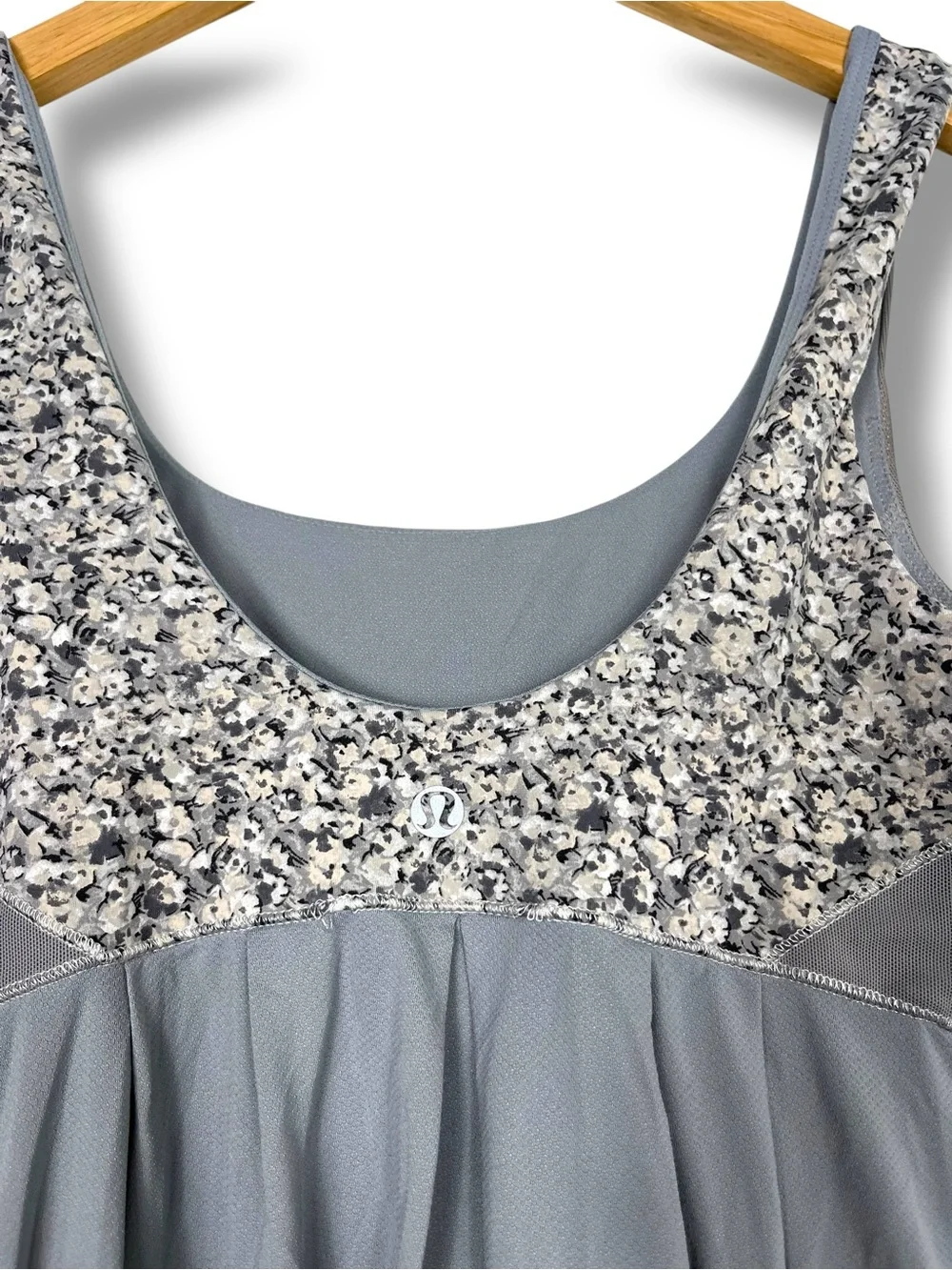 Lululemon Elevate Mesh Tank Y2K Petite Fleur Silver Grey 6 Bubble Hem LogoCharm